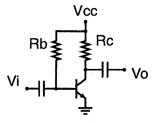 Circuito amplificador com transistor bipolar NPN em emissor comum: resistor Rb entre Vcc e a base, resistor Rc entre Vcc e o coletor, capacitor de acoplamento na entrada Vi ligada à base e capacitor de acoplamento na saída Vo ligada ao coletor; emissor aterrado.