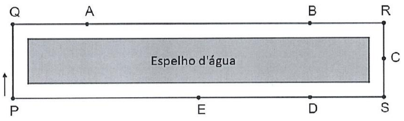 Retângulo de vértices Q (superior esquerdo), R (superior direito), S (inferior direito) e P (inferior esquerdo), contornando uma região central chamada Espelho d'água. No lado QR estão os pontos A e B; no lado RS, o ponto C; no lado SP, os pontos D e E. Uma flecha junto a P aponta para cima, em direção a Q.