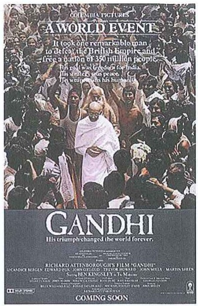 Cartaz do filme Gandhi, com Gandhi em meio a uma multidão.