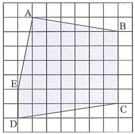 Malha quadriculada com o polígono ABCDE sombreado; os vértices A, B, C, D e E estão sobre cruzamentos da malha, com D no canto inferior esquerdo, E acima de D, A no alto à esquerda, B no alto à direita e C embaixo à direita.