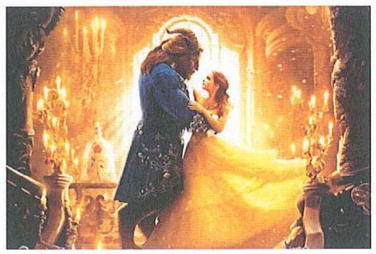 Cena do filme A Bela e a Fera: a Fera e Bela, de vestido amarelo, dançando em um salão iluminado por candelabros.
