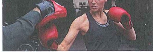 Fotografia da atriz Gal Gadot treinando luta com luvas de boxe.