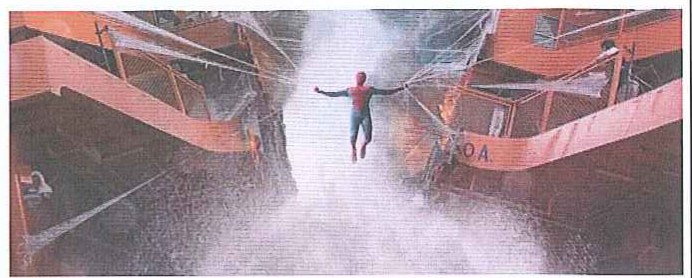 Cena do filme Homem-Aranha: De Volta ao Lar, com o Homem-Aranha suspenso entre as duas partes de um navio que se rompe, unidas por teias.