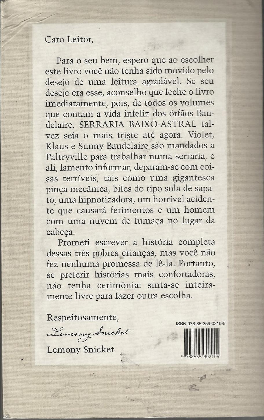Texto 1: fotografia da contracapa do livro Serraria Baixo-Astral, com uma carta que começa com “Caro Leitor,” e termina com “Respeitosamente,”, a assinatura e o nome Lemony Snicket; no canto inferior direito, ISBN e código de barras.