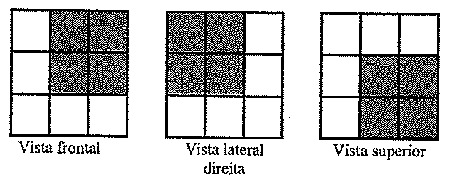 Três vistas de um cubo 3×3 com quadradinhos brancos e cinza: Vista frontal, com os 4 quadradinhos do canto superior direito cinza; Vista lateral direita, com os 4 quadradinhos do canto superior esquerdo cinza; Vista superior, com os 4 quadradinhos do canto inferior direito cinza.