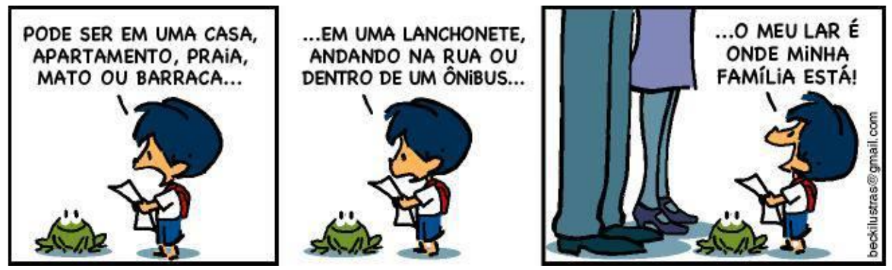 Tirinha do Armandinho em três quadrinhos. O menino, segurando um papel, ao lado de um sapo, diz: “Pode ser em uma casa, apartamento, praia, mato ou barraca...”; no segundo: “...em uma lanchonete, andando na rua ou dentro de um ônibus...”; no terceiro, ao lado das pernas de dois adultos: “...o meu lar é onde minha família está!”.