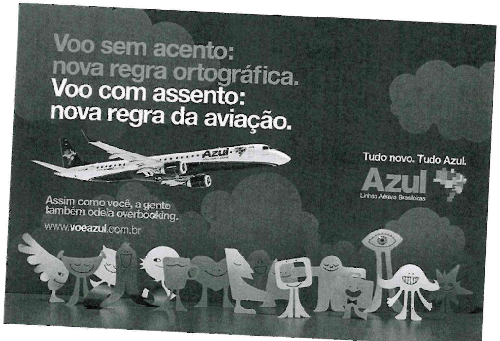 Anúncio da Azul Linhas Aéreas Brasileiras: “Voo sem acento: nova regra ortográfica. Voo com assento: nova regra da aviação.” Abaixo, um avião da Azul e os textos “Assim como você, a gente também odeia overbooking.”, “www.voeazul.com.br” e “Tudo novo. Tudo Azul.”, com personagens de papel recortado na parte inferior.