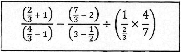 Expressão numérica: a fração (2/3 + 1) sobre (4/3 − 1), menos a fração (7/3 − 2) sobre (3 − 1/2), dividido por (1 sobre 2/3, vezes 4/7).