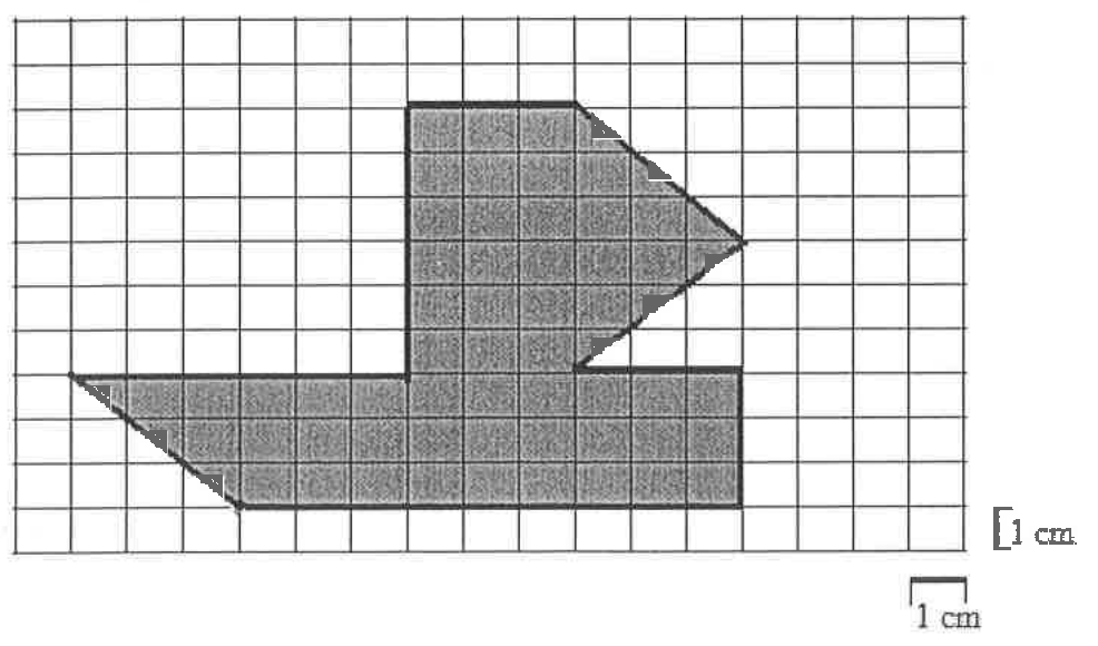 Malha quadriculada com quadrados de 1 cm de lado contendo um polígono sombreado em forma de barco: casco inferior com lateral esquerda inclinada e, acima dele, uma vela com o lado direito em forma de ponta triangular.