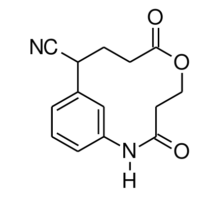 Molécula macrocíclica contendo anel benzênico dissubstituído em posição meta, um grupo nitrila (NC) ligado a carbono da cadeia, um grupo éster (C=O ligado a O) e um grupo amida (N–H ligado a C=O) no anel.