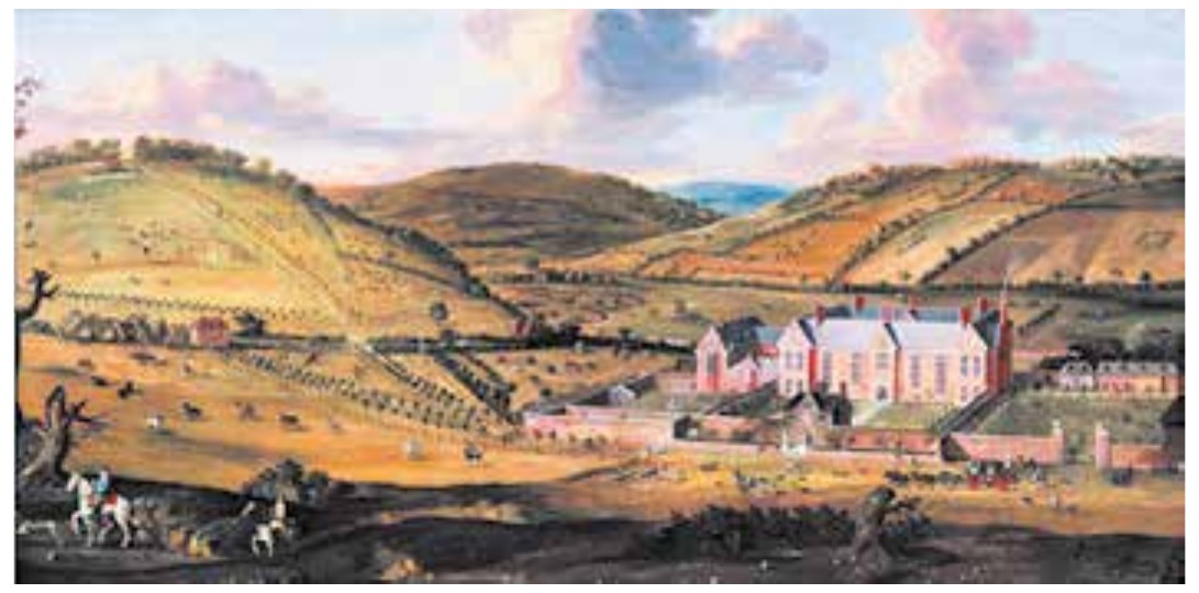 Pintura do século XVIII com paisagem rural britânica: colinas divididas em campos cercados, uma grande casa senhorial ao centro, pessoas a cavalo e animais nos pastos.