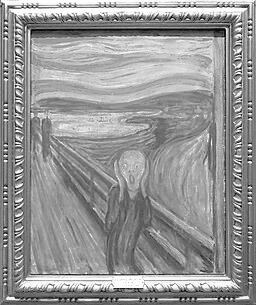 Reprodução em tons de cinza da pintura O grito, de Edvard Munch, em moldura ornamentada: figura com as mãos junto ao rosto e a boca aberta em primeiro plano, sobre uma ponte com parapeito em diagonal, céu com faixas ondulantes e duas figuras ao fundo.