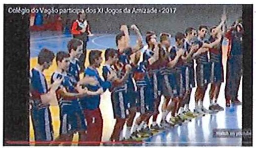 Fotografia de equipe de handebol do Colégio Militar enfileirada em quadra esportiva.