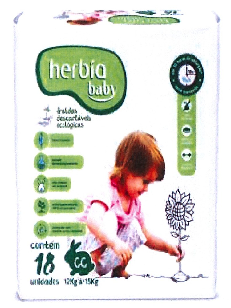 Fotografia da embalagem da fralda Herbia Baby: pacote branco com logotipo verde “herbia baby — fraldas descartáveis ecológicas”, ícones verdes em faixas laterais, uma criança agachada plantando/tocando um girassol desenhado em traço, um coelho verde com as letras GG e a inscrição “contém 18 unidades 12Kg a 15Kg”.