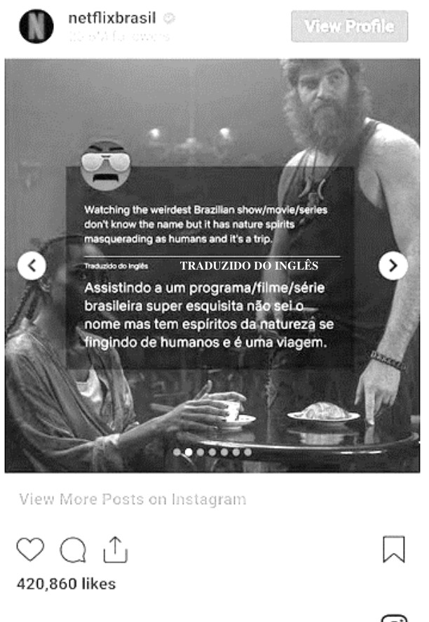 Captura de publicação do Instagram (netflixbrasil) com cena em preto e branco da série e comentário em inglês com a tradução: “Assistindo a um programa/filme/série brasileira super esquisita que eu não sei o nome, mas tem espíritos da natureza se fingindo de humanos e é uma viagem.”