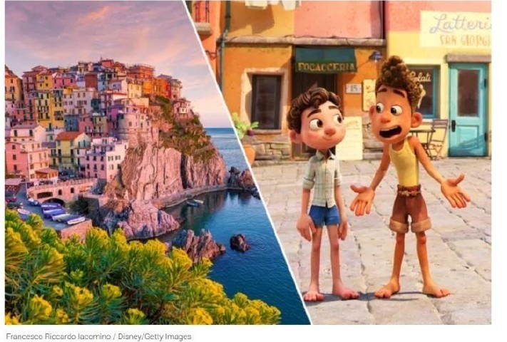 Montagem: à esquerda, fotografia de casas coloridas em um penhasco à beira-mar na Riviera italiana; à direita, cena da animação Luca com os dois garotos protagonistas em uma praça. Crédito: Francesco Riccardo Iacomino / Disney/Getty Images.