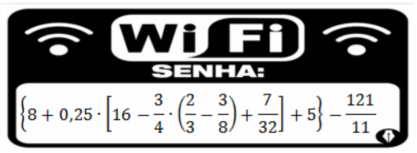Placa “Wi-Fi — SENHA:” com a expressão: chave, 8 + 0,25 · colchete, 16 − 3/4 · parêntese, 2/3 − 3/8, fecha parêntese, + 7/32, fecha colchete, + 5, fecha chave, − 121/11.