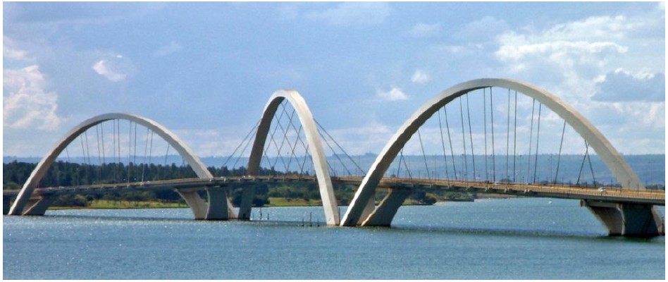 Fotografia da Ponte JK, em Brasília, com três arcos sobre o lago.