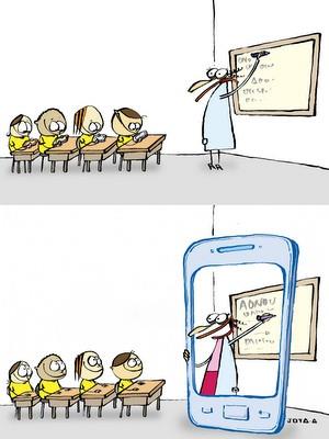 Charge em dois quadros: no primeiro, alunos sentados em carteiras assistem a um professor que escreve na lousa; no segundo, a mesma cena aparece dentro da tela de um smartphone, com os alunos diante do professor exibido no aparelho.