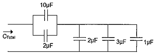 Associação de capacitores: 10 μF em paralelo com 2 μF, conjunto em série com três capacitores de 2 μF, 3 μF e 1 μF ligados em paralelo; indicação CTotal na entrada.