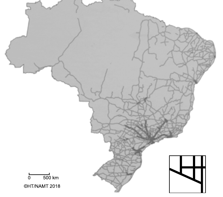 Mapa do Brasil em cinza claro com uma rede de linhas mais escuras de espessuras variadas cobrindo o território, muito densa no Sudeste, Sul e litoral do Nordeste e rarefeita na Amazônia; as linhas mais grossas convergem para a região de São Paulo. Escala de 0 a 500 km, crédito ©HT/NAMT 2018 e legenda com traços de espessuras diferentes.