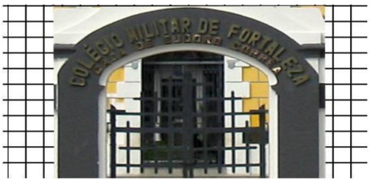 Fotografia da entrada principal do Colégio Militar de Fortaleza, com arco e portão, sobreposta a uma malha quadriculada nas laterais.