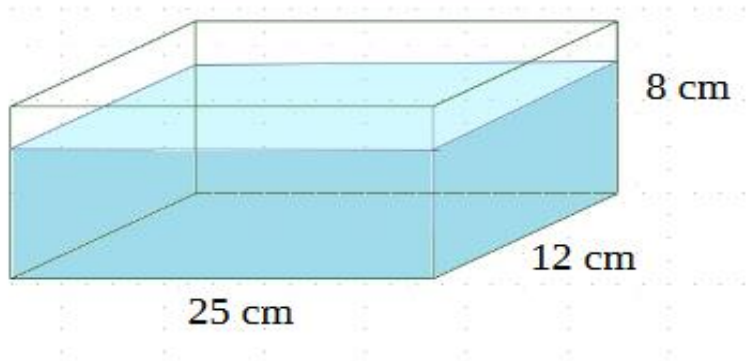 Paralelepípedo transparente com 25 cm de comprimento, 12 cm de largura e 8 cm de altura, parcialmente preenchido com água azul.