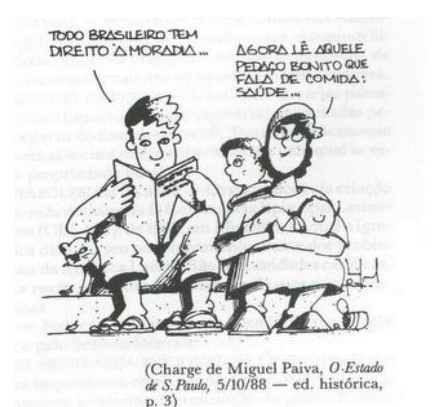 Charge em preto e branco: um homem lê em voz alta um papel e diz “Todo brasileiro tem direito à moradia...”; ao lado, uma mulher com uma criança no colo responde “Agora lê aquele pedaço bonito que fala de comida: saúde...”. Os três estão sentados ao relento, com um gato aos pés do homem.
