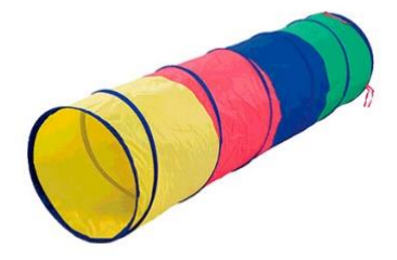 Fotografia de um túnel de lona cilíndrico e dobrável, com segmentos amarelo, vermelho, azul e verde.