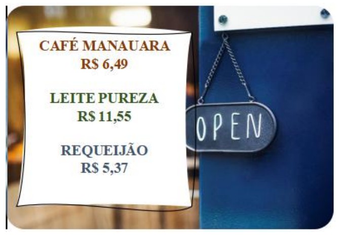 Cartaz de preços ao lado de uma porta com placa “OPEN”: Café Manauara R$ 6,49; Leite Pureza R$ 11,55; Requeijão R$ 5,37.