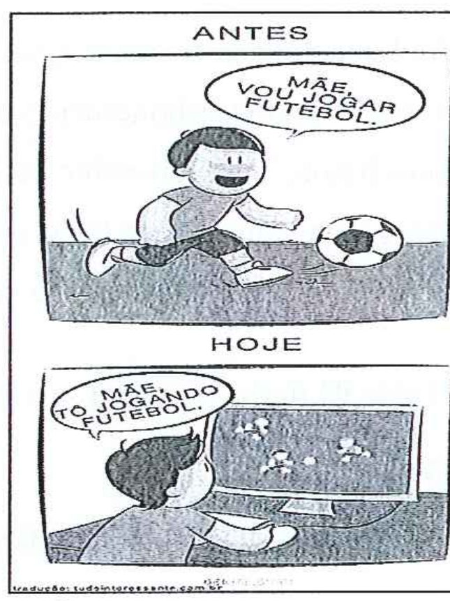 Tirinha em dois quadros. No quadro “ANTES”, um menino chuta uma bola de futebol ao ar livre e diz: “Mãe, vou jogar futebol.” No quadro “HOJE”, um menino sentado diante de uma tela de computador com um jogo de futebol diz: “Mãe, tô jogando futebol.”